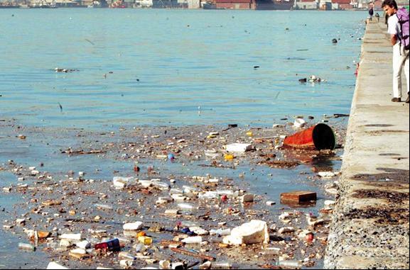 Κάποτε οι άνθρωποι στο Ηράκλειο ήτανε γνώριμοι μεταξύ τους, τα χαμηλά σπίτια γεμάτα αγιοκλήματα και μυρωδάτα λουλούδια και στα καφενεία οι άνθρωποι σύχναζαν για ένα ουζάκι τότε υπήρχαν και οι