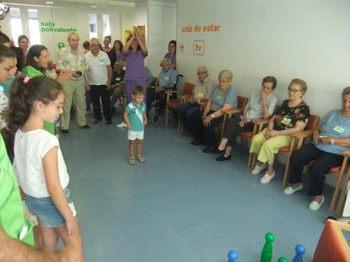 B. PROGRAMA INTERXERACIONAL En colaboración con diferentes centros educativos, realízanse actividades que serven como estimulación á persoa afectada por alzhéimer ou outra demencia e potencian a