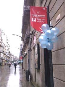 Menela, vestidos de azul e portando globos, realizaron un percorrido pola cidade de Vigo ata