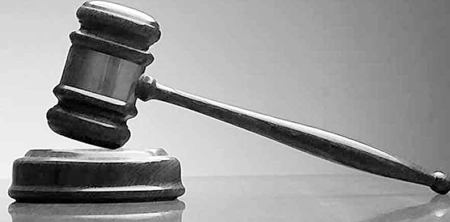 Σύμφωνα με τις πρώτες πληροφορίες από την Αστυνομία, ένας 54χρονος, κάτω από αδιευκρίνιστες, μέχρι αργά χθες τη νύχτα, συνθήκες πυροβόλησε και σκότωσε την 43χρονη αδελφή του και τον 75χρονο πατέρα