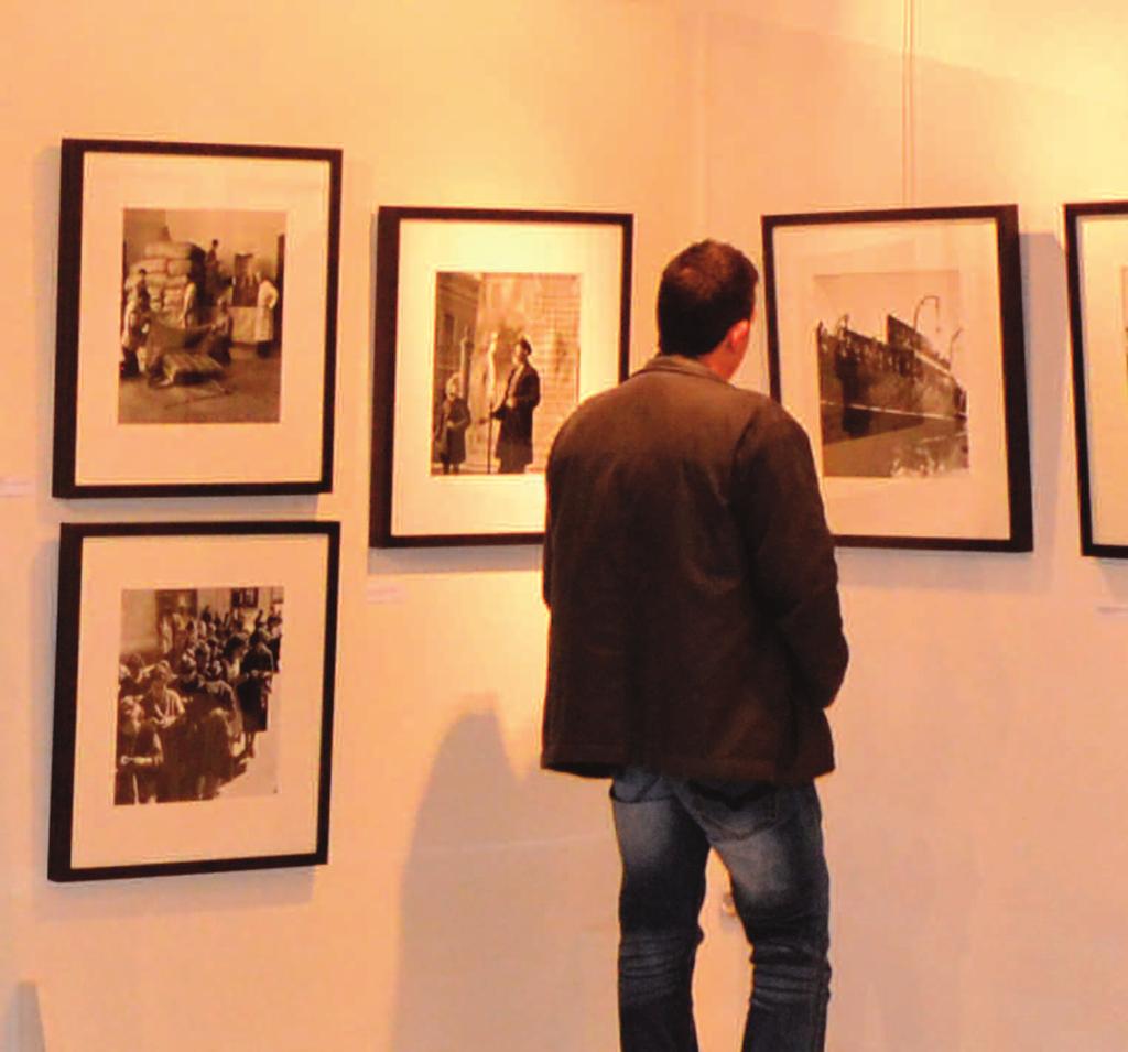 της πόλης στις 11 το πρωί, όπου θα προέλθουν με επικεφαλής το διδακτικό προσωπικό και τους βαθοφόρους.