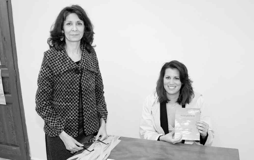 η κα Μαίρη Κουτρούλη υπογράμμισε ότι «είμαι ιδιωτικός υπάλληλος και φλερτάρω και τον ποιητικό λόγο.