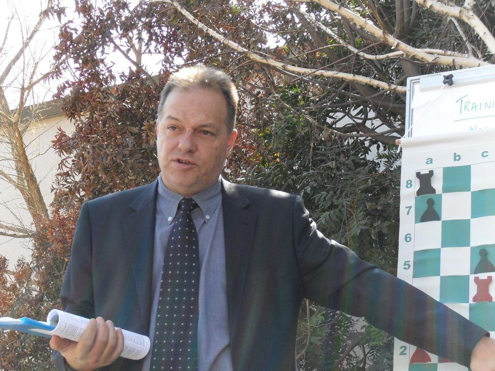 Θα πρέπει να διδάσκεται το σκάκι στα ελληνικά σχολεία; Πολλά πράγματα θα έπρεπε να διδάσκονταν στο σχολείο. Οι περισσότεροι μεγάλοι σκακιστές που ξέρω σταμάτησαν το σχολείο. Και εγώ το ίδιο έκανα.
