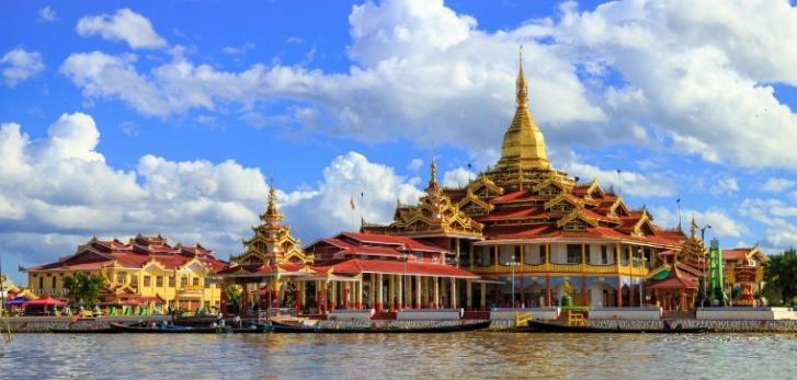 Θα επισκεφθούμε επίσης την πιο σεβάσμια παγόδα της λίμνης Phaungdaw Oo και το μοναστήρι-μουσείο Nga Phe Kyaung με την αριστοτεχνικά σμιλευμένη ξυλόγλυπτη είσοδο, ενώ θα απολαύσουμε ένα ακόμη