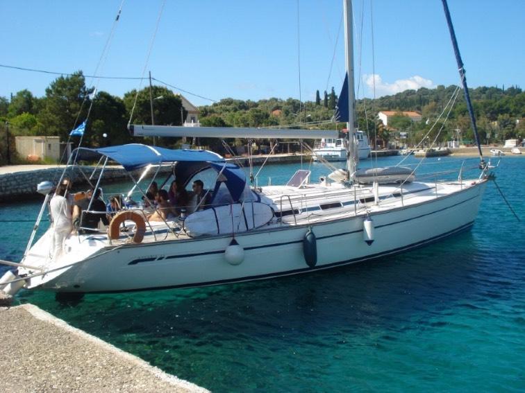 Το σκάφος Το σκάφος µας είναι ένα ιστιοφόρο Bavaria 44 ft, του 2003 ανακαινισµένο το 2016.
