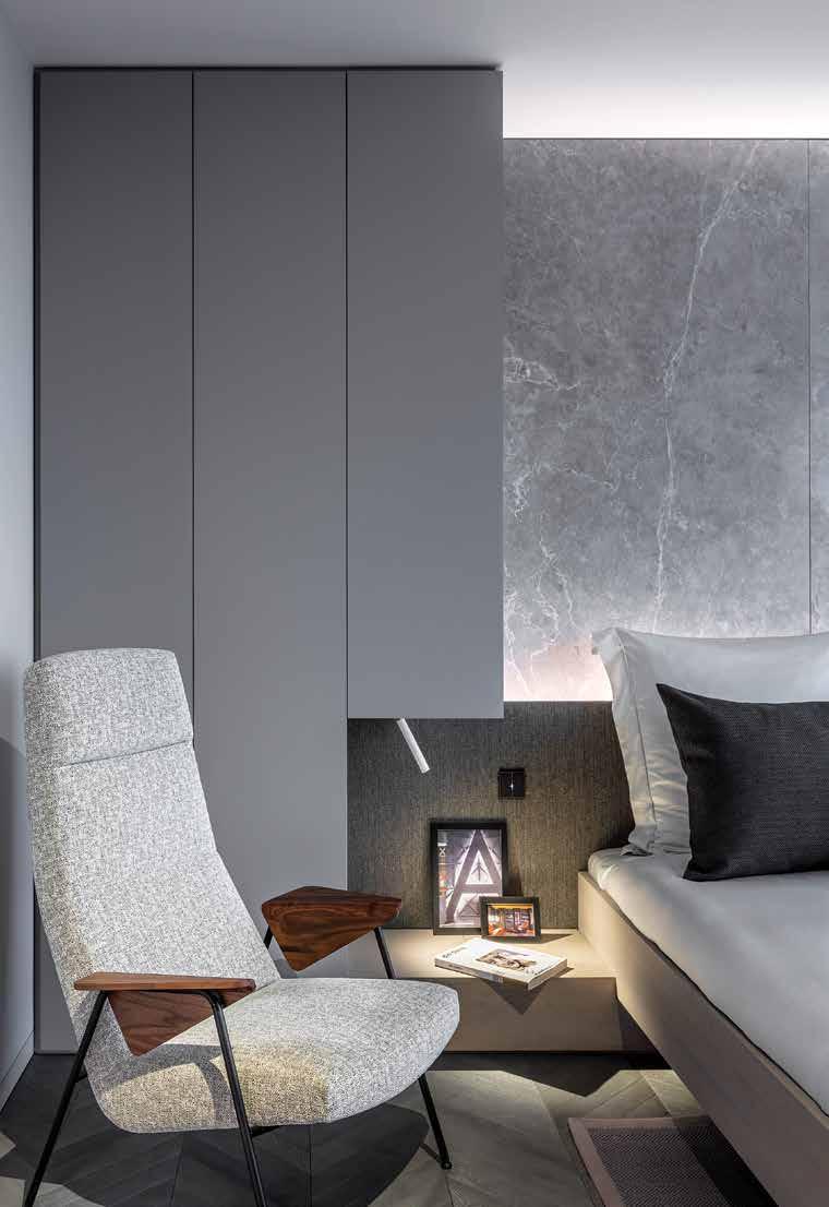 Η χρήση κρυφού γραμμικού φωτισμού υιοθετείται και στα δύο υπνοδωμάτια, πλαισιώνοντας τα κεφαλάρια των κρεβατιών σε