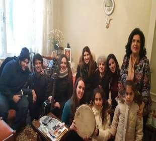 , βρέθηκε στο Γηροκομείο του Μπαλουκλί, όπου τραγούδησε κάλαντα και ελληνικούς σκοπούς, δίνοντας μια νότα χαράς στους τροφίμους. Αφού προσκύνησε στον Ι.