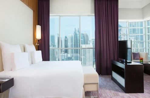 PULLMAN JUMEIRAH LAKE TOWERS 5*SUP Το Pullman Dubai Jumeirah Lakes Towers βρίσκεται στο συγκρότημα Jumeirah Lakes Towers, κοντά στο λιμάνι Jebel Ali