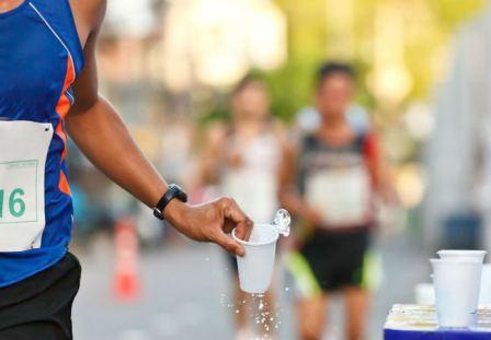 και διαβάζω για την υπονατριαιμία εδώ και 20 χρόνια περίπου, έμεινα έκπληκτος τον περασμένο Α Του Άμπι Μπέρφουτ Μόλις πέντε ημέρες πριν από το Μαραθώνιο της Βοστόνης, το περιοδικό παρουσίαζε μελέτη η