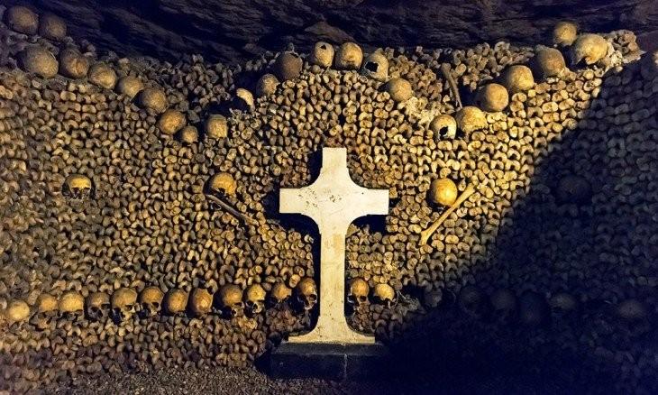 The Paris Catacombs Βαθιά κάτω από τα πλακόστρωτα σοκάκια στο Παρίσι βρίσκονται μια σειρά από ορυχεία όπου "κρατούν" τα λείψανα σχεδόν 6 εκατομμυρίων ανθρώπων.