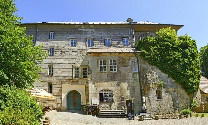 Houska Castle Σε αντίθεση με τα περισσότερα κάστρα, η τοποθεσία και η έλλειψη οχύρωσης στο Houska Castle στην