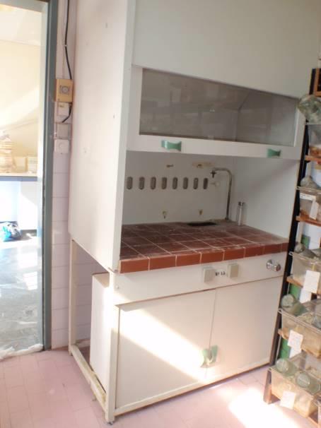 Θα γίνει προμήθεια και εγκατάσταση μίας (1) νέας εστίας απαγωγού, με φίλτρο ενεργού άνθρακα, εφοδιασμένη με πλέγμα στήριξης και επιφάνεια stoneware με δύο βρύσες και λεκανάκι 35εκ.