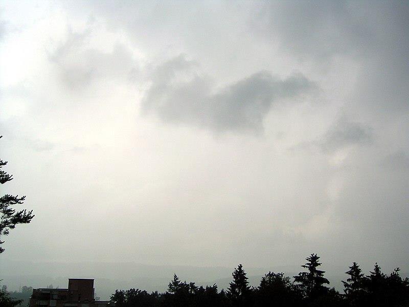 Τα Μελανοστρώματα (Nimbostratus, Ns) είναι στρώματα που αποτελούνται από νέφη τόσο πυκνά που ο Ήλιος ούτε καν ξεχωρίζει.