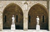 Το αφήνω απρόθυμα και περπατώντας επί της οδού των Ιπποτών θαυμάζω τη μεγαλειώδη αρχιτεκτονική των ανακαινισμένων κτισμάτων που φτάνουν μέχρι τη θάλασσα.