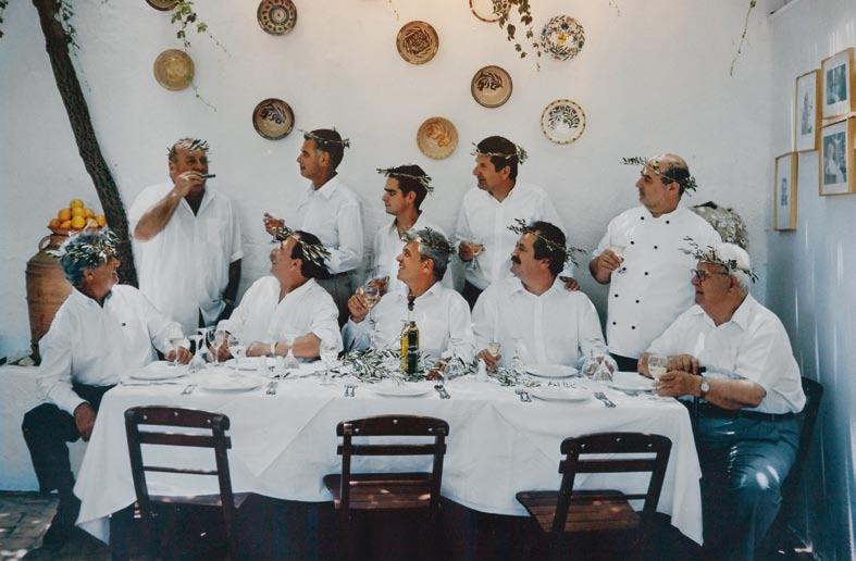 Jul-Sep 10 TASTE OF TRADITION ΓΕΥΣΗ ΑΠΟ ΠΑΡΑΔΟΣΗ Latitudes 10 best travel PERIKLIS MERAKOS ελληνική κουζίνα, μαγνητίζοντας απαιτητικούς πελάτες, όπως ο Ρομάν Πολάνσκι ή ο Αλβέρτος του Μονακό.