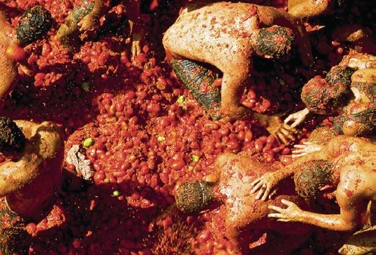 Apr-Jun 10 Latitudes Travel events THINGS YOU MUST DO BEFORE YOU DIE ΕΜΠΕΙΡΙΕΣ ΖΩΗΣ LEROY DOMINIQUE/SIPA La Tomatina Festival Bunol is the only town where it s okay to have tomatoes thrown at you.