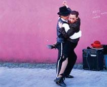 Ευγενικοί και φιλόξενοι, οι κατά κόσμον Portenos είναι χαλαροί και πάντα χαιρετιούνται με φιλιά και αγκαλιές.