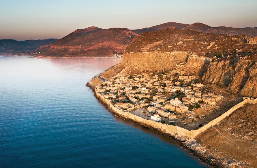 Apr-Jun 10 MONEMVASIA ΜΟΝΕΜΒΑΣΙΑ Latitudes Short breaks PERIKLIS MERAKOS Untouched glory A stroll through time along the picturesque cobblestone pathways of an enchanting medieval castle.