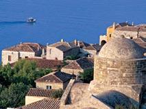 Apr-Jun 10 MONEMVASIA ΜΟΝΕΜΒΑΣΙΑ Latitudes Short breaks Προστατευμένη από το «Μικρό Γιβραλτάρ της Μεσογείου», όπως αποκαλούν οι ντόπιοι τον επιβλητικό βράχο στο ανατολικό πόδι του Λακωνικού κόλπου, η