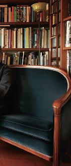 ARCHITECTURE Vasilis Kolonas Βασίλης Κολώνας ΤΗΕ MUSEOLOGIST Ο ΜΟΥΣΕΙΟΛΟΓΟΣ Which works of art in Athens should visitors see up close?