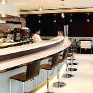 στο Pearl lounge Εστιατόριο με ανοιχτή κουζίνα στο Diamond lounge Diamonds & Pearls Let Etihad spoil you some more at its first- and business-class lounges in Abu Dhabi.