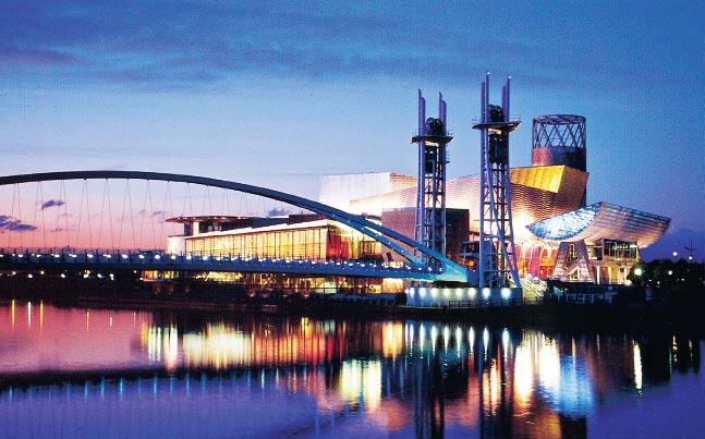 5HOURS in... Manchester Μάντσεστερ The world s first industrial city is now a modern metropolis. Η πρώτη βιομηχανική πόλη στον κόσμο είναι πλέον μια μοντέρνα μητρόπολη.
