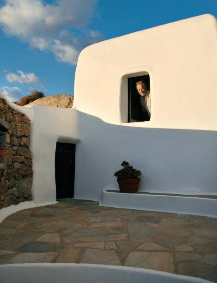 Apr-Jun 10 TRENDSETTERS OI ΠΡΩΤΟΠΟΡΟΙ Business Personal best MINAS Precious sculpture Πολύτιμα γλυπτά The radiant ambassador of Greek style captures the world with his inspired creations.