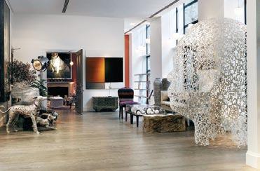 Queen of the Eclectic Βασίλισσα με άποψη Firmdale s Kit Kemp boldly blends Victorian with ultra-modern design to stir up the hotel scene of London and Manhattan.
