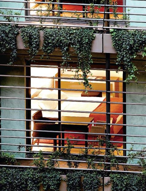 Moo restaurant and a full-service spa echoes Hotel Omm's jet-set elegance Το εστιατόριο Moo και ένα πλήρες SPA απηχούν την εκλεπτυσμένη φιλοσοφία του Omm are still sitting in an airplane.