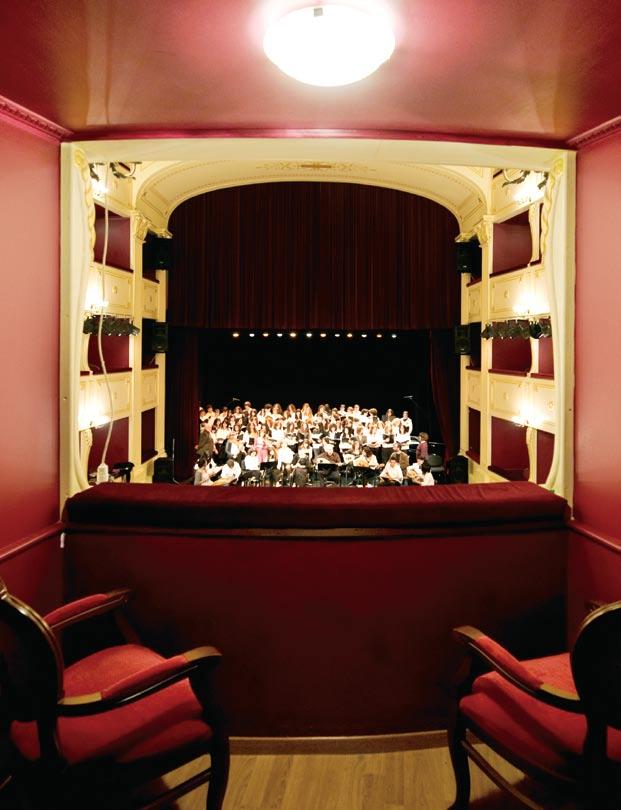 DISCOVER GREECE PERIKLIS MERAKOS (2) LA PICCOLA SCALA Opera aficionados will be amazed by Apollo Theatre in Hermoupolis.