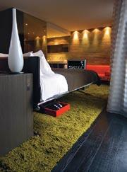 Christophe Pillet Pillet uses a chic Parisian palette of slate, blue-grey and red leather throughout Hotel Sezz Ο Pillet για ολόκληρο το Hotel Sezz χρησιμοποιεί σχιστόλιθο, γκριζομπλέ και κόκκινο