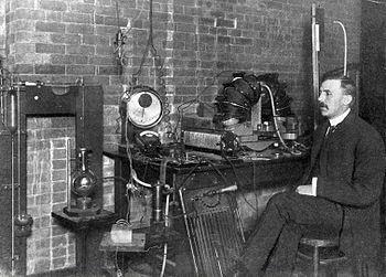 Νο 9: Η ανακάλυψη του πυρήνα από τον Rutherford Όταν ο Ernest Rutherford πειραματιζόταν με την ραδιενέργεια στο πανεπιστήμιο του Manchester το 1911, πιστευόταν γενικά ότι τα άτομα αποτελούνταν από