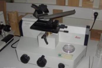 10 / 13 Μικροτόμος (φωτ. αρχείου) Μικροτόμος είναι εργαστηριακή συσκευή δημιουργίας λεπτών τομών ξύλου για παρατήρηση σε μικροσκόπιο.