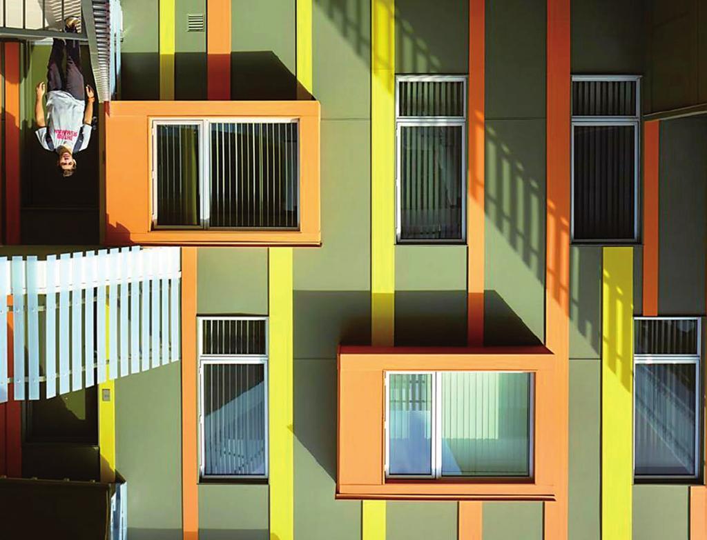 ΤΕΧΝΙΚΕΣ ΣΕΛΙΔΕΣ ΑΡΘΡΑ Πολυώροφο συγκρότημα κατοικιών με όψη από τσιμεντοσανίδες διαφορετικών διαστάσεων και χρωμάτων.