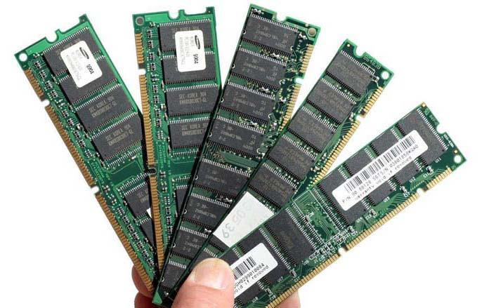 Μνήμη RAM Η μνήμη RAM κρατά όλη την "ενεργή" πληροφορία, την οποία χρησιμοποιεί ο υπολογιστής. Όταν κλείνουμε τον υπολογιστή η μνήμη αυτή χάνει τα δεδομένα της.