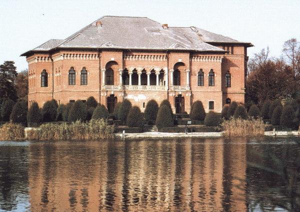 Palatul a fost construit pentru Ştefan, fiul domnitorului, fiind terminat in 1702.