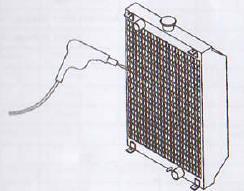 c. Scoateţi aerul din ţeava de combustibil după ce aţi pus la loc garnitura cu arc. (2) Curăţaţi radiatorul Curăţaţi orificiul radiatorului cu abur sau aer cu presiune mare.