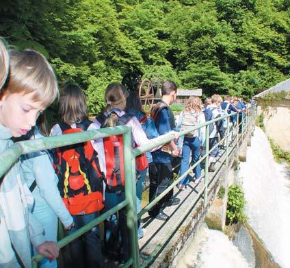 Samo pritisnemo na stikalo in zagori luë, vkljuëimo še pralni stroj in druge elektriëne aparate in že nam je delo olajšano. trarne v PreËni, tako kot mene, navdušili še veliko otrok.