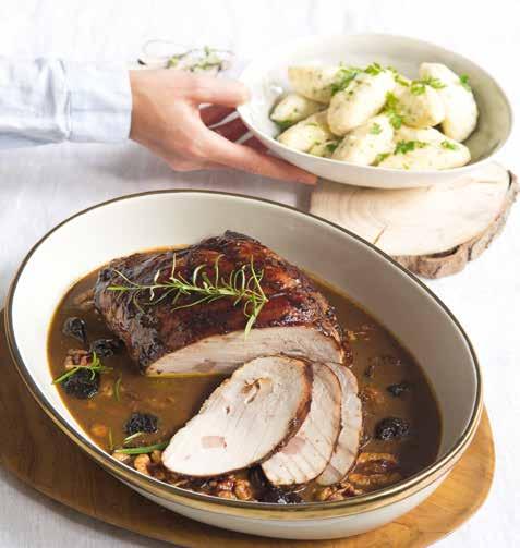 november december Na prípravu 4 porcií potrebujete: 1 morčacie prsia, cca 2 kg 200 g údenej bielej slaniny, pokrájanej na dlhé hranolčeky a dobre vychladenej morskú soľ a čerstvo rozdrvené čierne