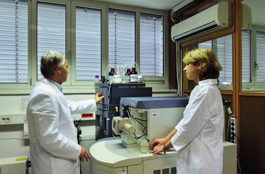 Masna spektrometrija za analizo organskih spojin Dejavnost obsega: analizo obstojnih in novih organskih onesnažil v okoljskih vzorcih (sediment, zrak, voda, biološki materiali) v sledovih; kroženje