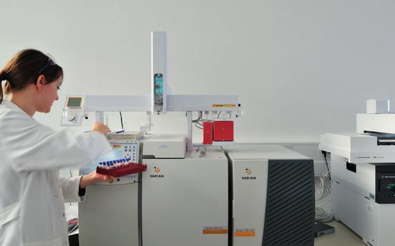kovinskih kompleksov, novih materialov v keramiki, elektroniki, spremljanju in kontroli vzorcev iz okolja, hrane in prehranskih dopolnil, forenzičnih vzorcev, arheoloških vzorcev ipd.