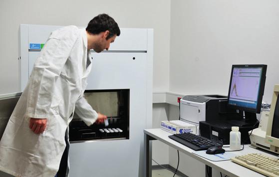 Raziskave radona in radonovih kratkoživih razpadnih produktov proučujemo v zraku bivalnega in delovnega okolja (domovi, vrtci, šole, različni delovni prostori, zdravilišča, kraške jame, rudniki) in