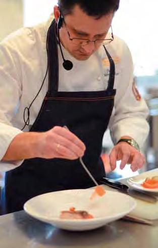 horeca PROFESIONALAMS IR NORINTIEMS JAIS TAPTI Darius Darovolskas Parūkyto šamo salotos su sūrio spurgytemis, Rita Tamašauskienė Virtuvės šefai siūlo įdomias sūrio patiekimo galimybes Nuo 2000 m. pr.