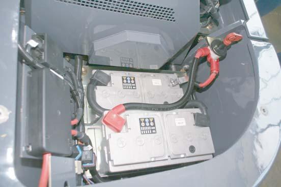 Techninė priežiūra 6 Akumuliatorinių baterijų išmontavimas 6 2 1 4 3 4 5 7 Pav. 6-39 Akumuliatorinių baterijų išmontavimas 4560_6040 Išjungti pagrindinį akumuliatorinių baterijų jungiklį (1).