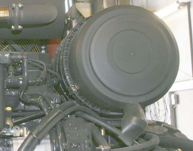6 Techninė priežiūra 6.7.4 Oro įsiurbimo sistema ATSARGIAI VORSICHT Įrangos gedimai Mašinos gedimai dėl dulkių, patekusių į variklį.