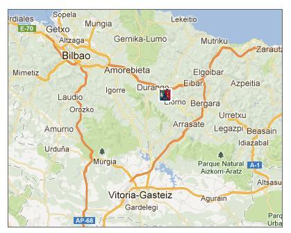 - Latitudea: 46º 6' N - Luzera: 1º 6' E Hego-ekialdetik ipar-mendebalera luzetara dauden bi mendilerro dira muga: Anboto (1330m) eta Memaia (674m).