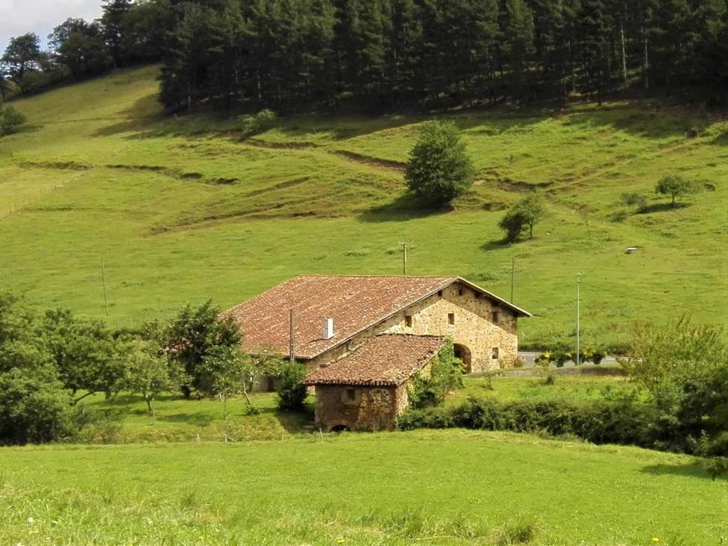 Aurreko bi irudietan Ibarra baserria