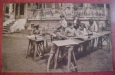 que en 1907 se convirtió en un colegio para niños normales. La Ecole de l Ermitage, la escuela para la vida y por la vida.