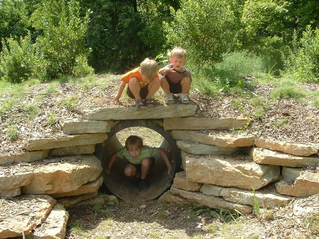 Nenos aproveitando unha obra de enxeñería para xogar na natureza 8.2.- Actividades.