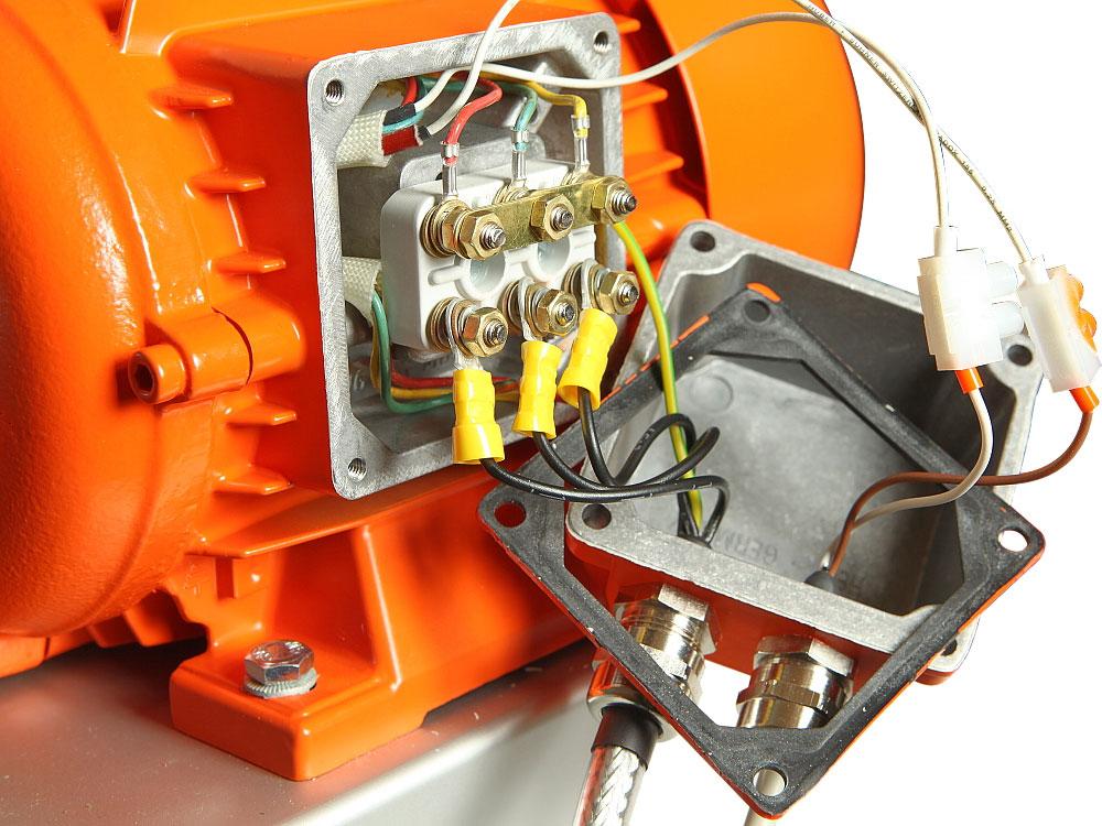 Konstruktimi i kutisë së qarkut Lidhja e motorrit kryhet me anë të dy kabllove. Me dy tela për kontaktin e temperaturës dhe me katër tela për U, V, W dhe kabllon tokëzuese mbrojtëse.